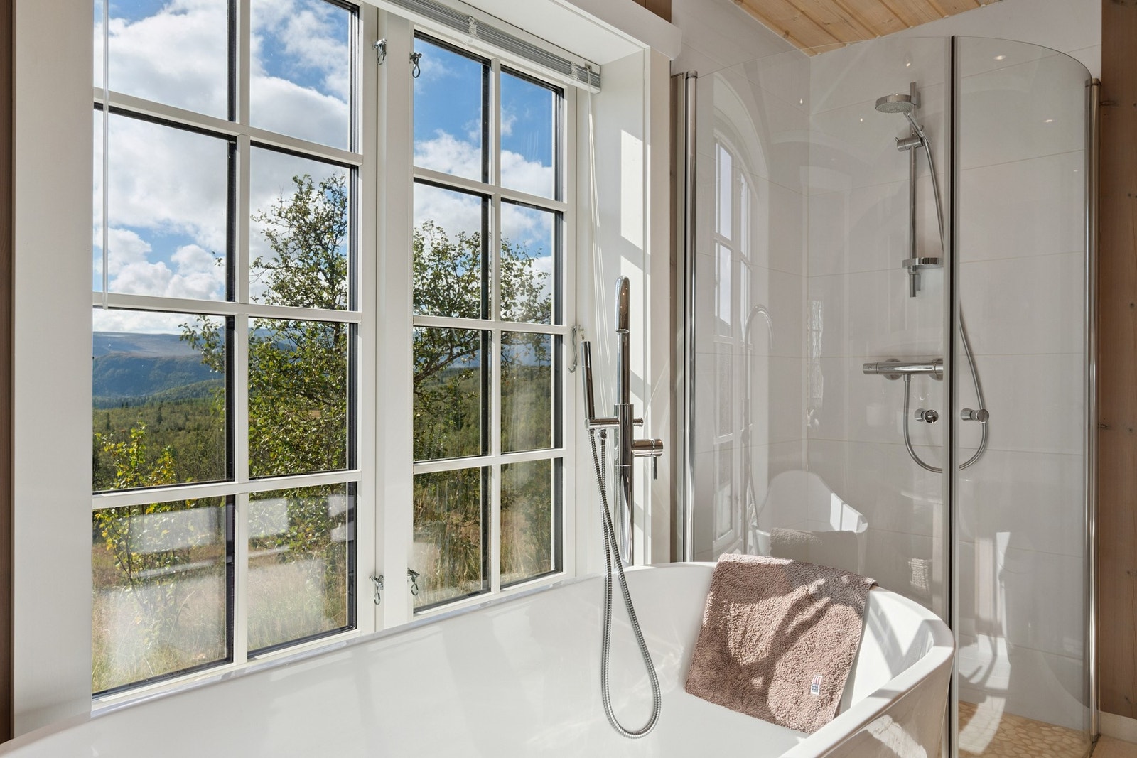 Dette badet med nydelig utsikt fra badekaret Galleribilde