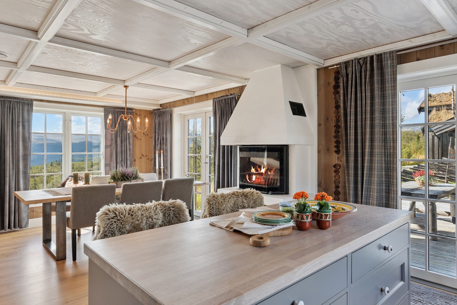 Kjøkkenøya fungerer som arbeidsstasjon og sosial samlingsplass Galleribilde