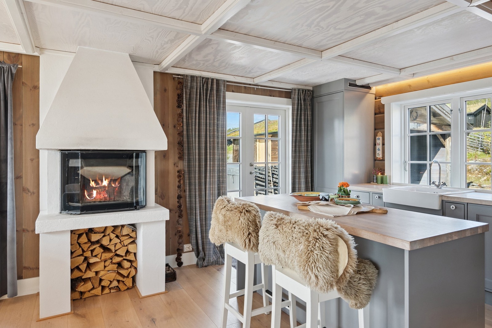 Adkomst ut til terrasse gjennom dobbeltsidig terrassedør fra kjøkkensiden også Galleribilde