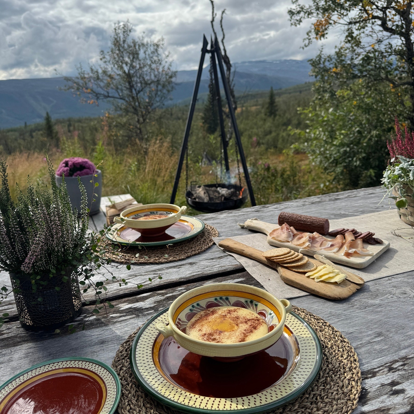 Utekos med rømmegrøt og spekemat mens det er fyr på bålpannen, en hyggelig atmosfære - bilde fra selgers arkiv Galleribilde