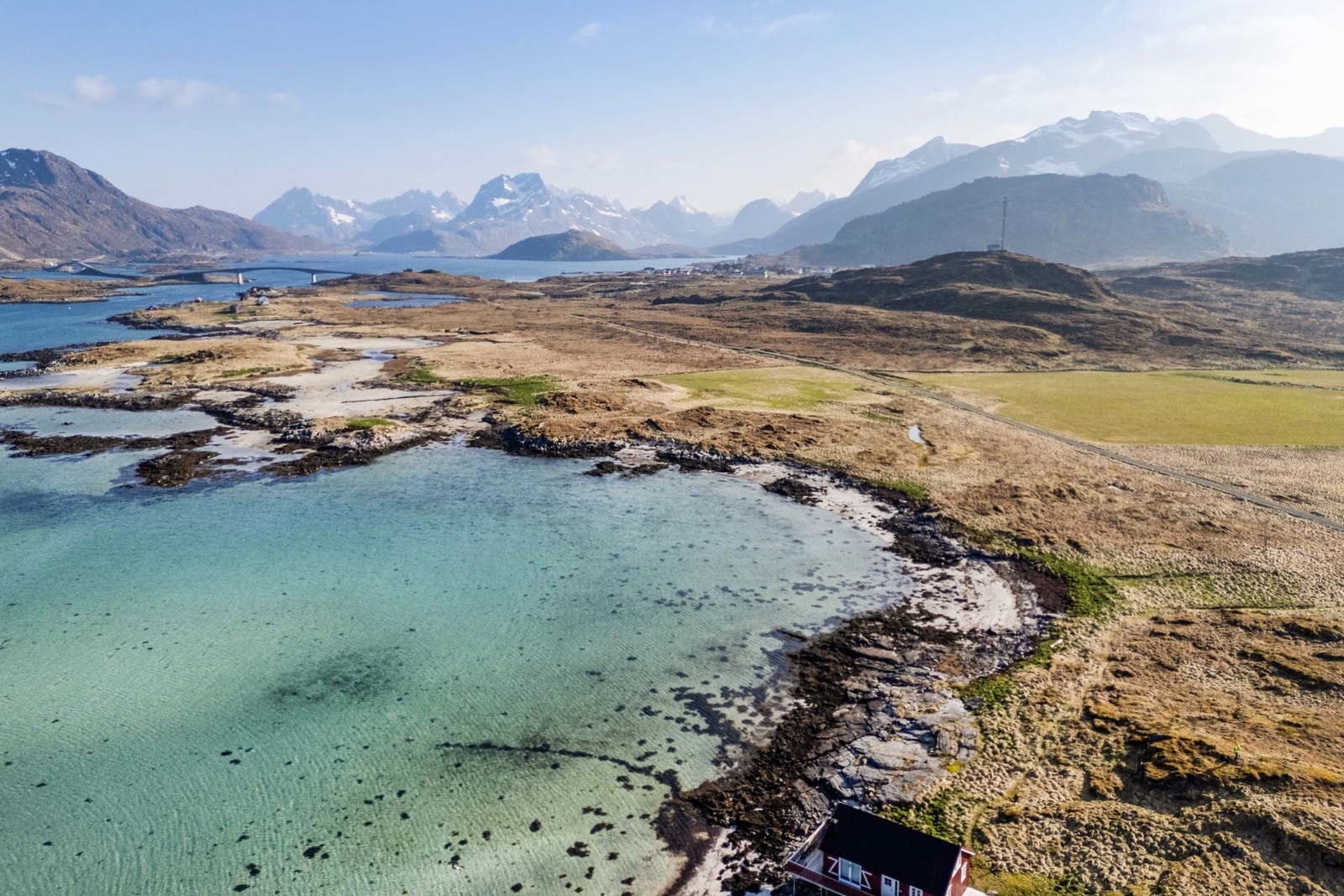 I nærområdet er det tur-stier som tar deg til populære rekreasjonsområder som Mulstøa, Ryten og Kvalvika. Galleribilde