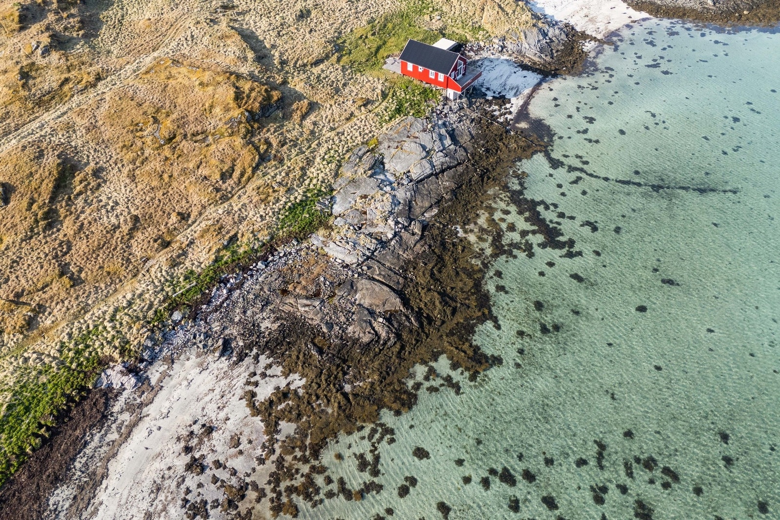 Deler av eiendommen kan bebygges innenfor grensene for det som er avsatt til fritidsbebyggelse i reguleringsplanen. Deler av eiendommen ligger innenfor friareal, det må søkes dispensasjon for å kunne bebygge den delen av eiendommen, kommunen har gitt posi Galleribilde