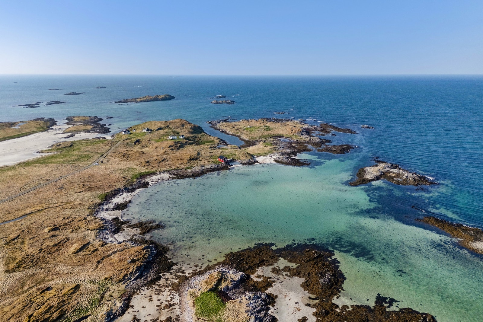 Du får oppleve elementene i Lofoten til fulle, med spesielt midnattssol og gode forhold for nordlys som noen av høydepunktene. Galleribilde