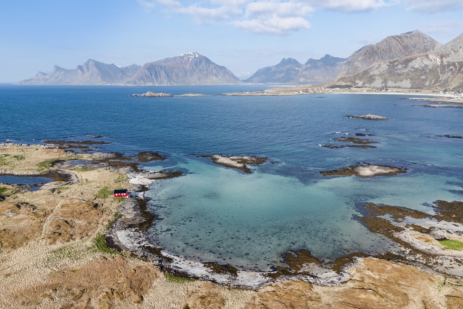 Noen kilometer fra stedet ligger kommunsenteret Ramberg med butikker, service og industri.
Det er ca 35 km til Leknes som er kommunsenter i Vestvågøy og er en by med godt utbygd servicetilbud, butikker, idrett og kulturtilbud.
Her er også den nærmeste f Galleribilde