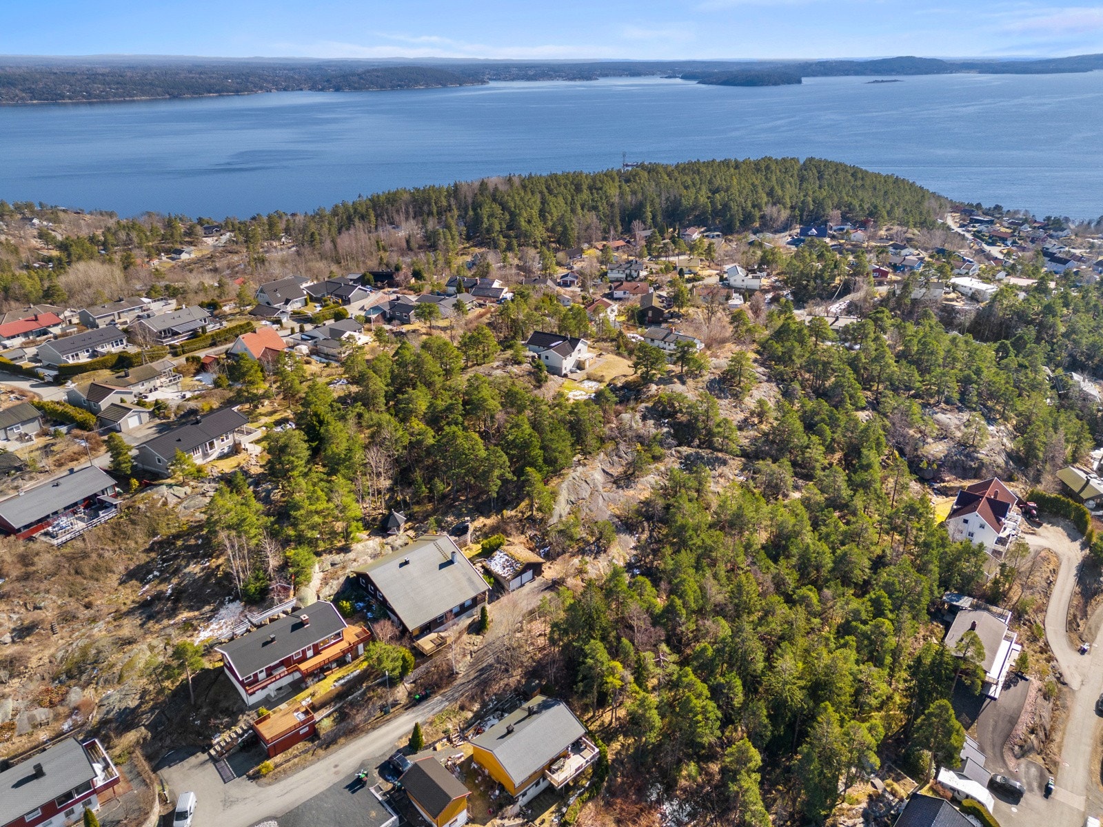 Tomtene ligger med ca 5 minutters kjøring ned til Tofte sentrum Galleribilde