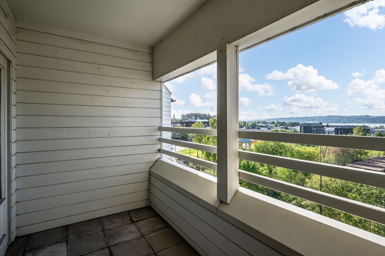 Balkong vendt mot sør/sørvest. Mjøsutsikt. Galleribilde