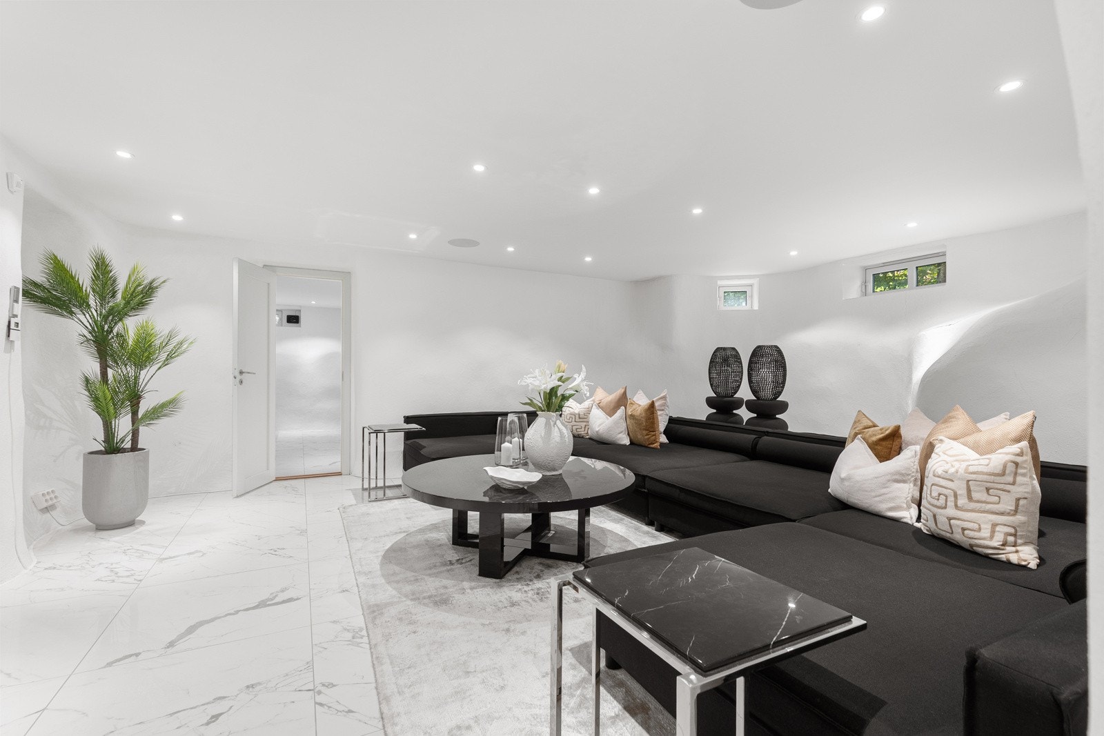 Stor innredet kjellerstue (ikke godkjent for varig opphold) Galleribilde