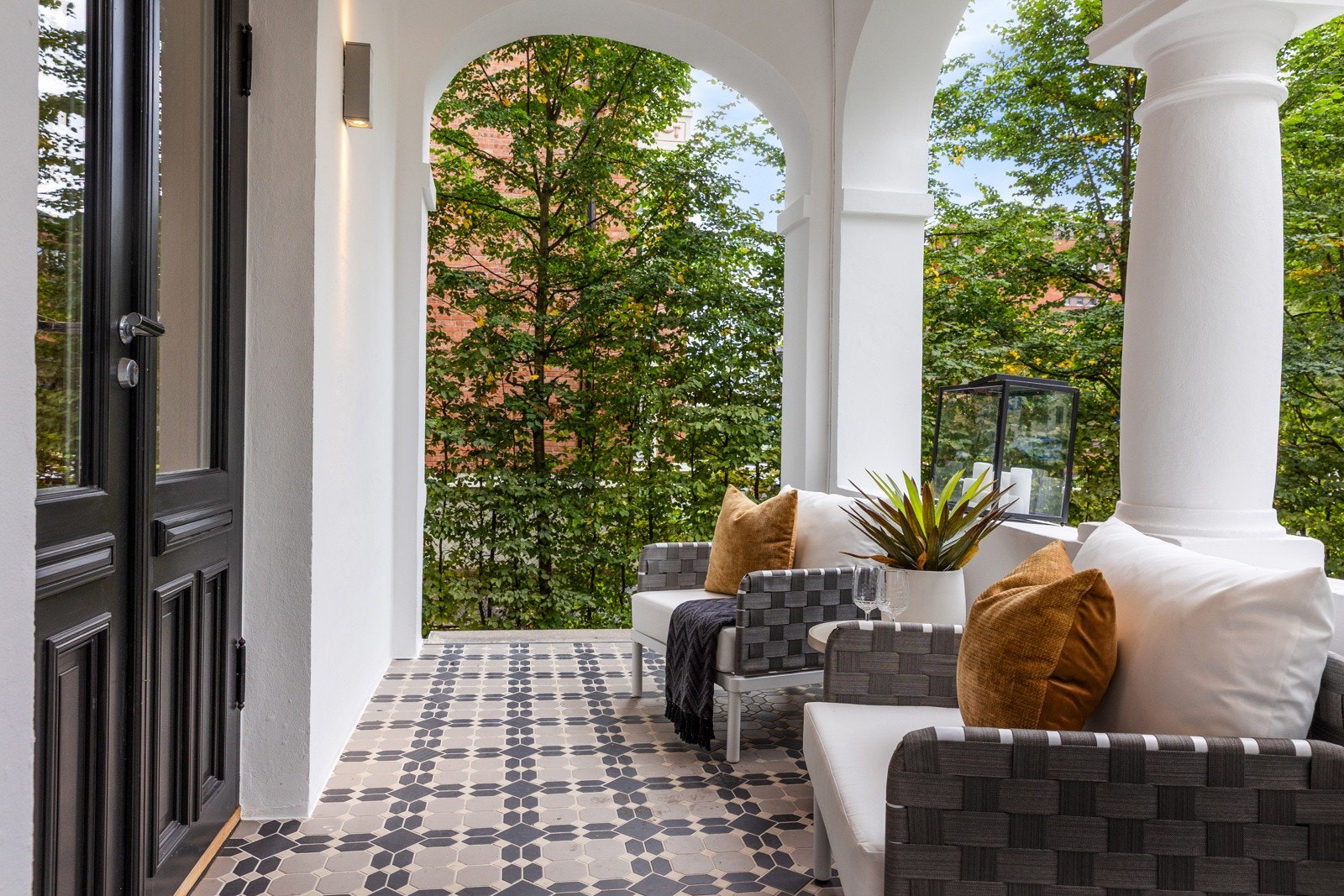 Leiligheten har stor veranda samt egen privat hage Galleribilde