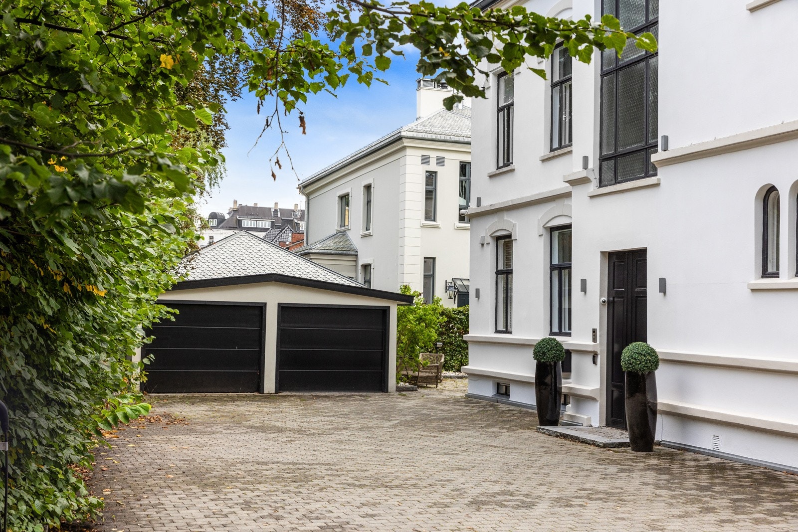 Garasjeplass + biloppstillingsplass foran garasjen medfølger boligen Galleribilde