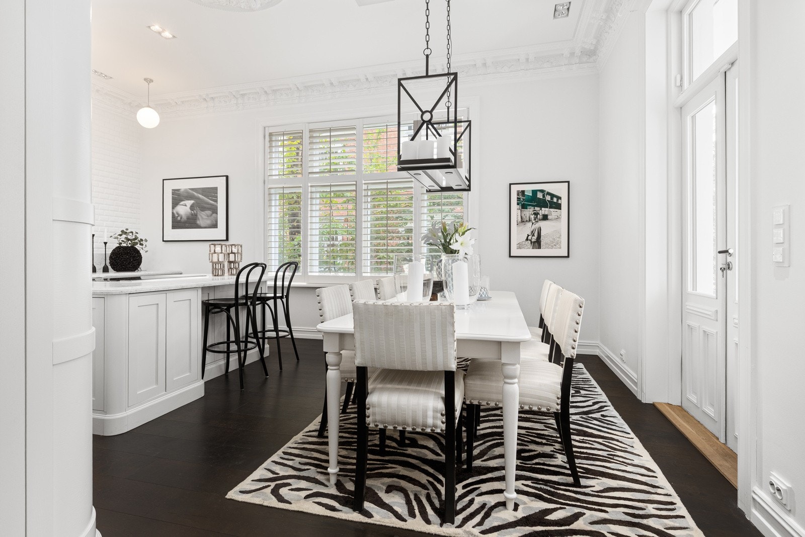 Utgang til veranda og hage fra kjøkken Galleribilde