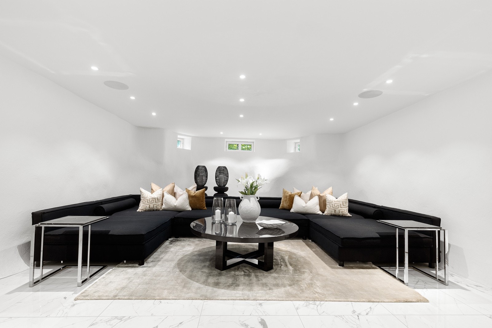 Stor innredet kjellerstue (ikke godkjent for varig opphold) Galleribilde