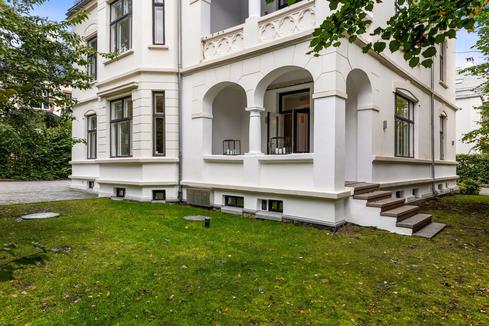 Leiligheten har egen privat hage mot syd og vest Galleribilde