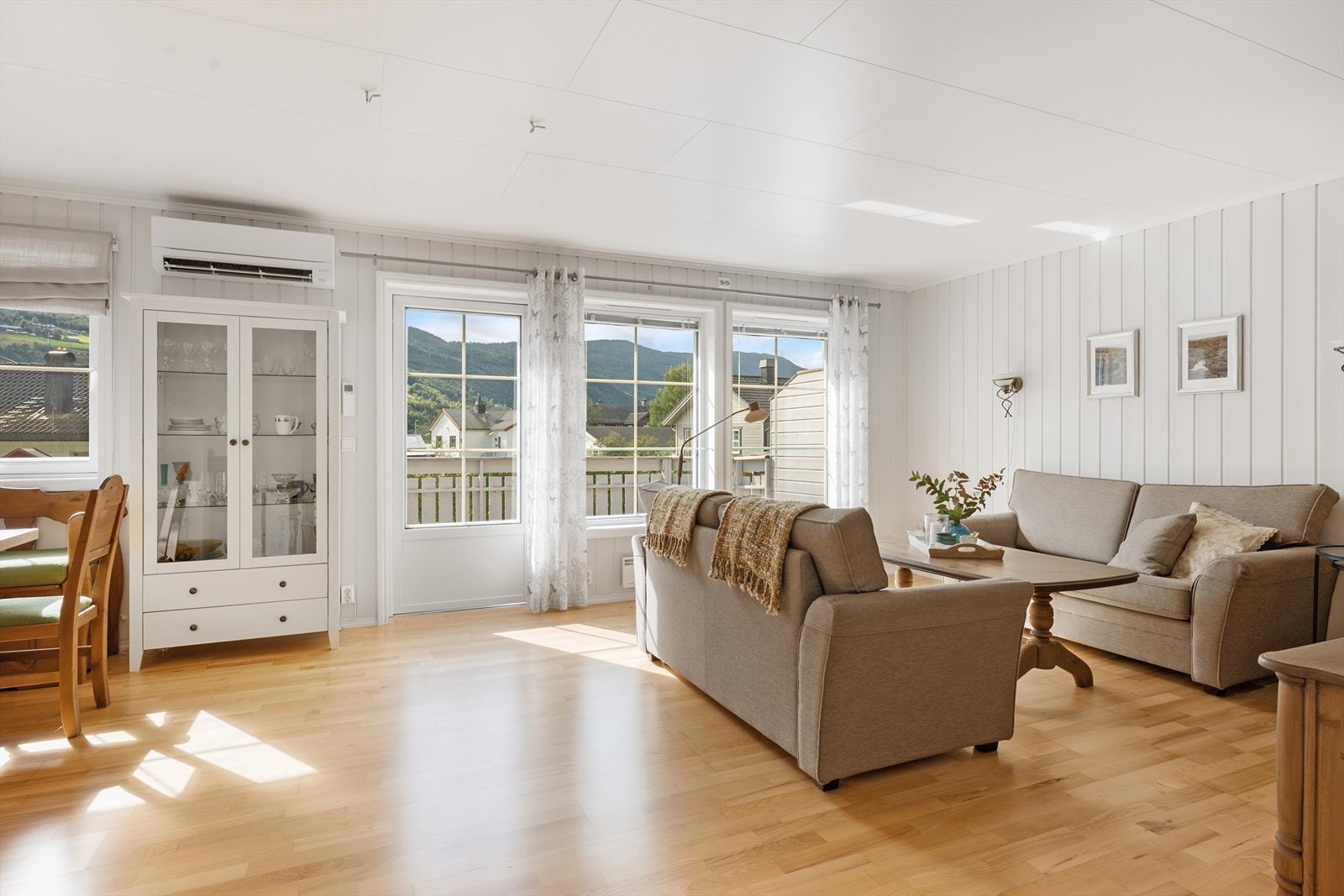 Lyse overflater og gode vindusflater gir boligen et luftig preg. Galleribilde