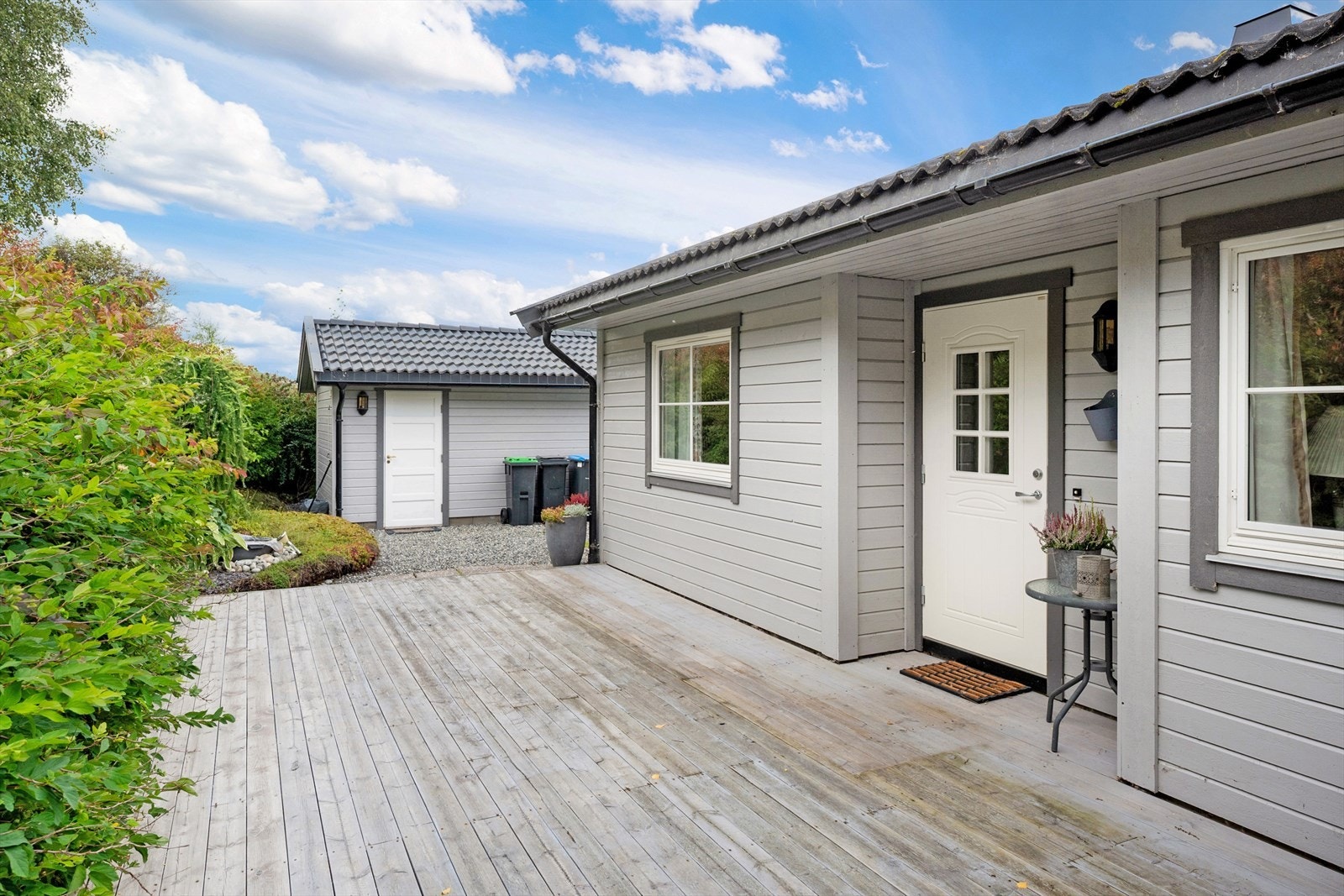 I tillegg er det terrasse i tilknytning til inngangen. Galleribilde