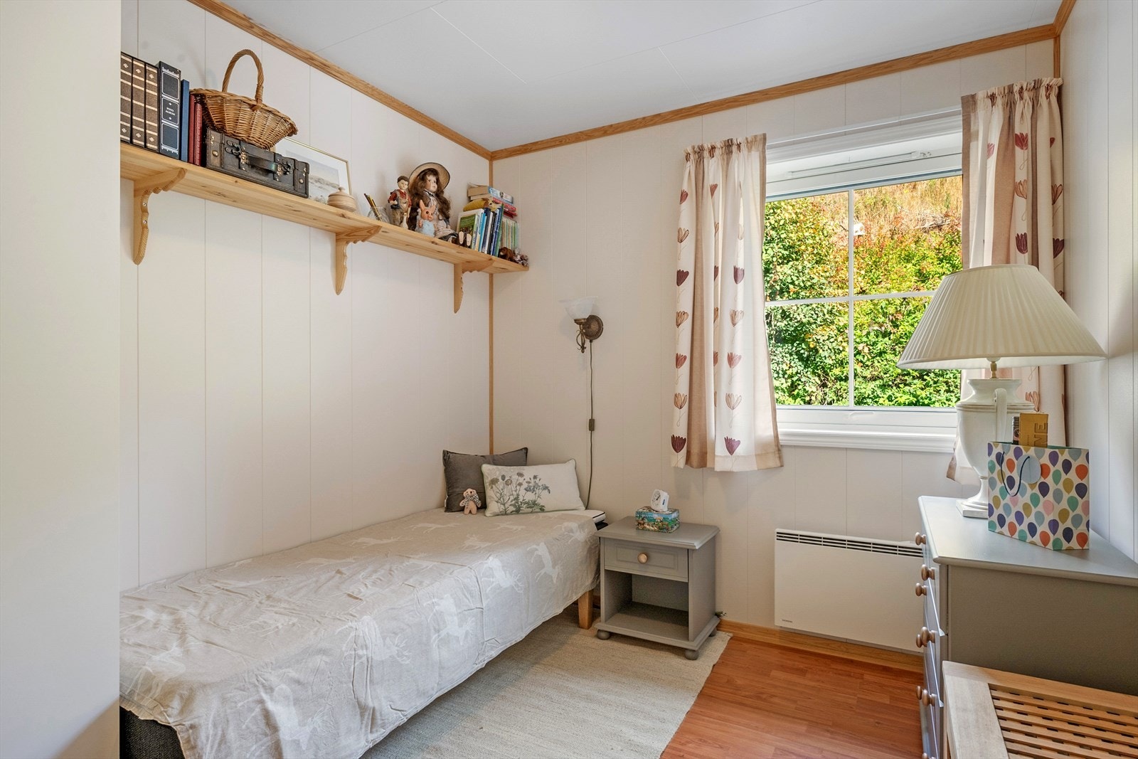 Soverom 2 - det er lyse garderobeskap i begge rom. Galleribilde