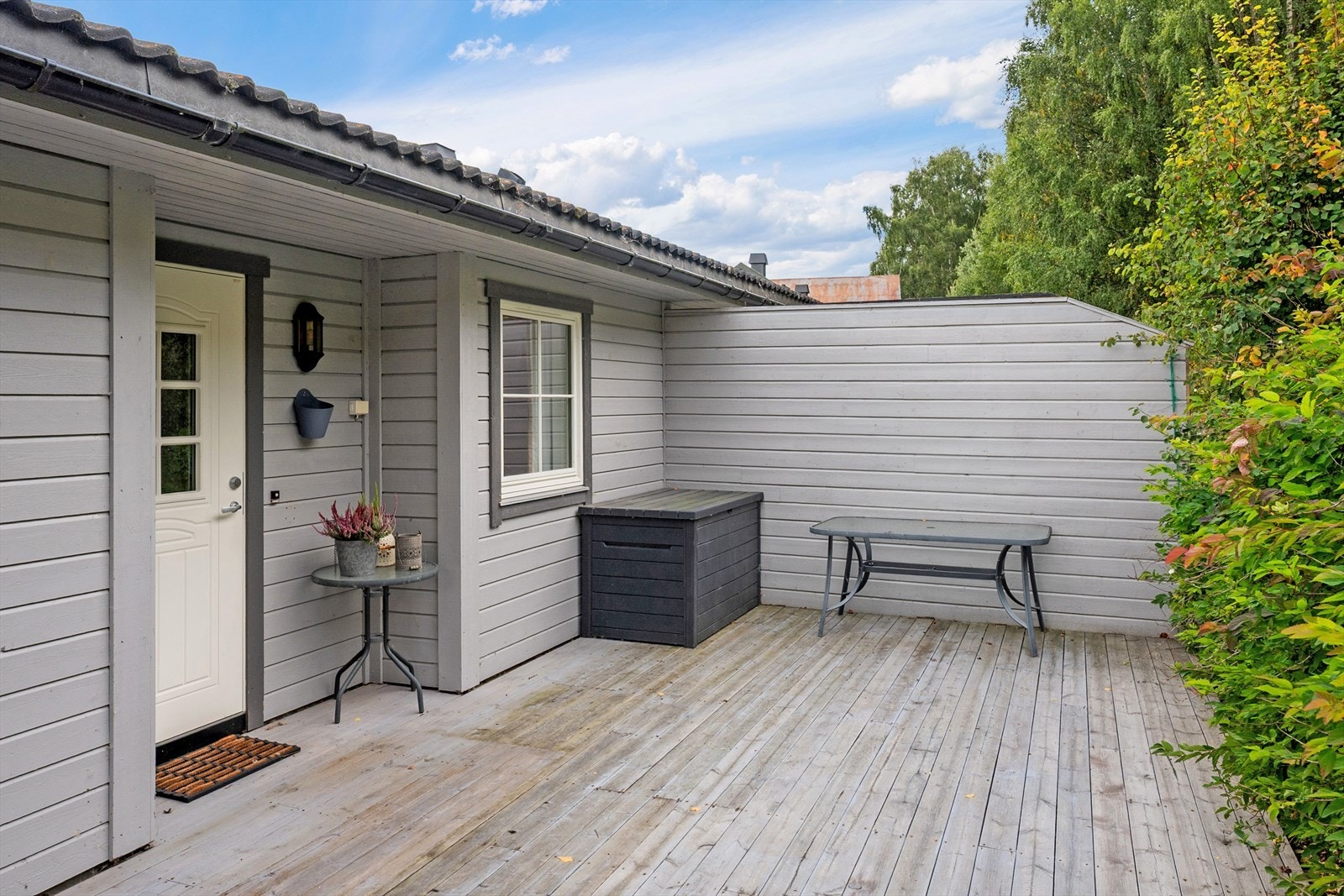 Det er trappefri adkomst til boligen. Her er det dels morgensol. Galleribilde