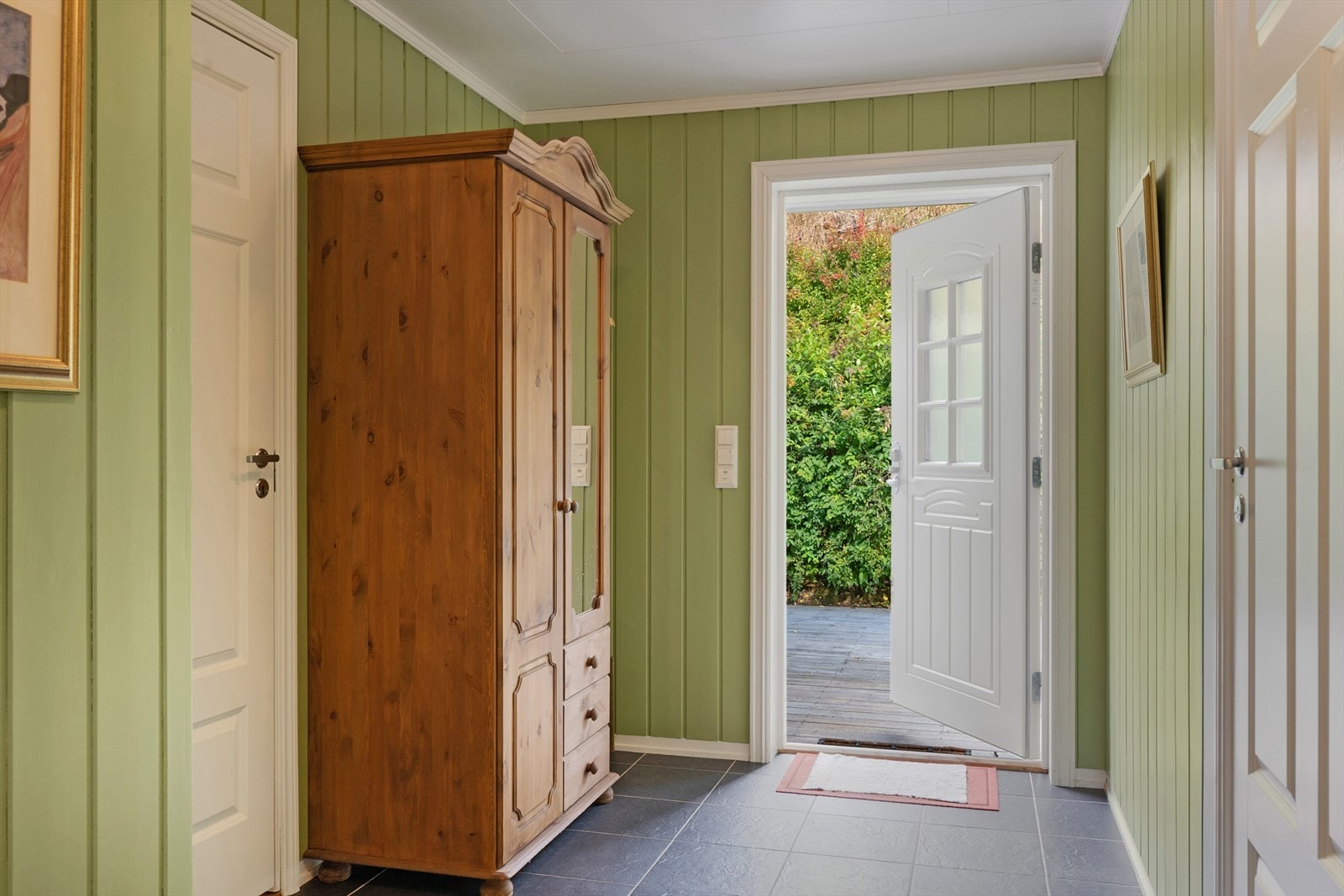 Praktisk entré med flislagt gulv m/gulvvarme og god plass til yttertøy og sko. Galleribilde