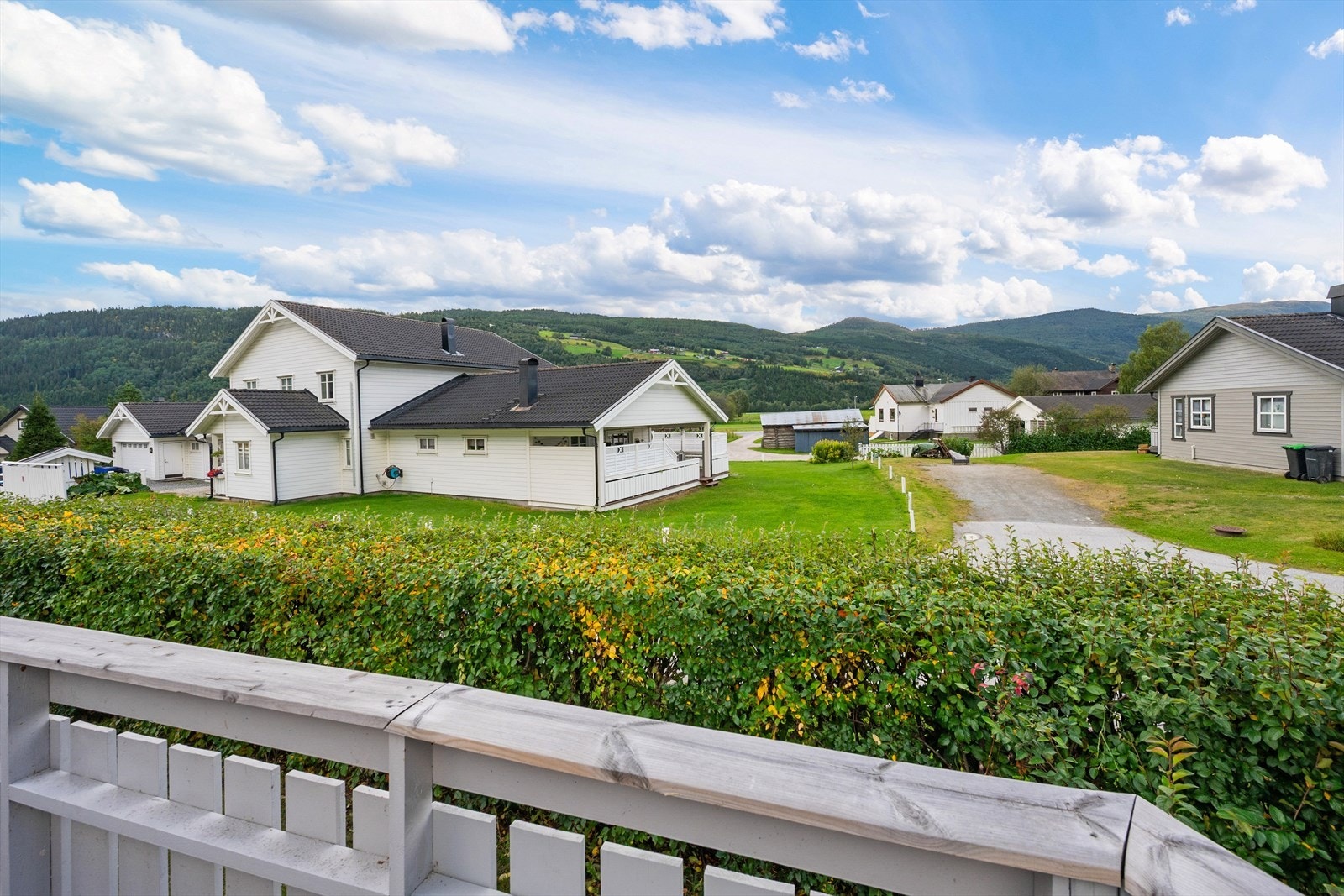 Fra stue/kjøkken er det utgang til en hyggelig markterrasse. Galleribilde