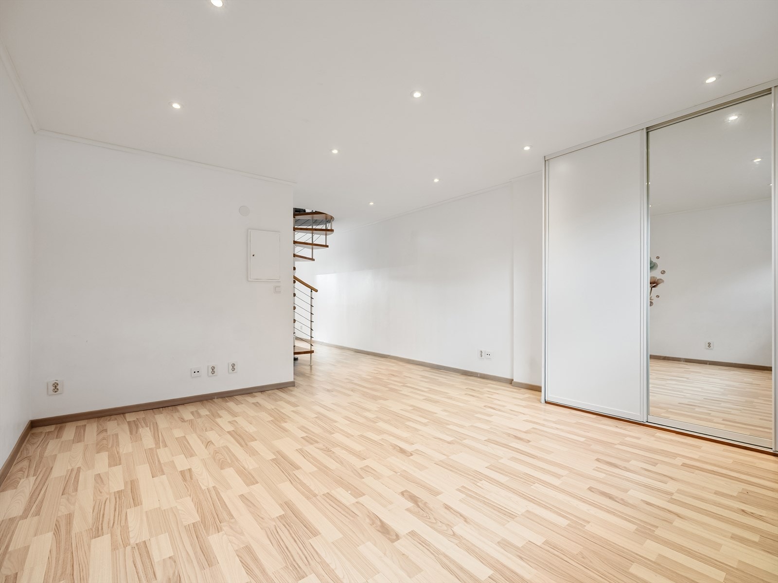 Ved entreén er det en stor skyvedørsgarderobe - stilren og funksjonell løsning Galleribilde