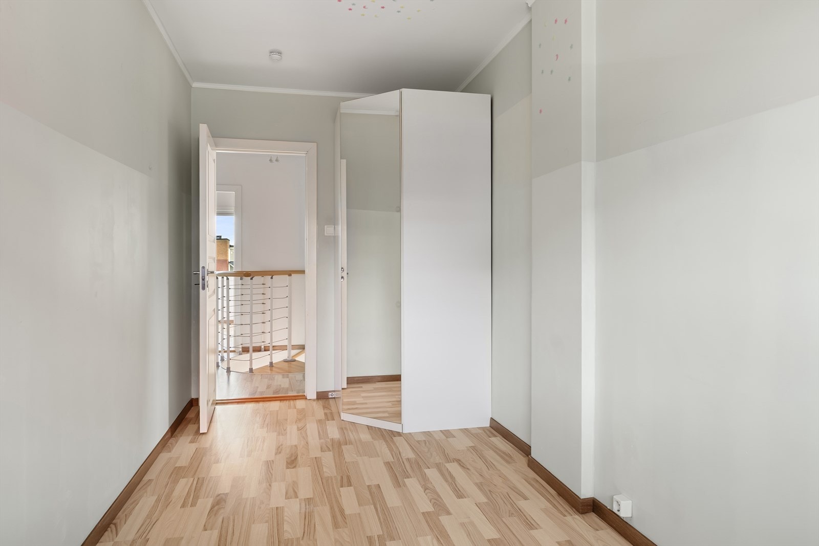 Soverom 2 innredet med garderobeskap Galleribilde