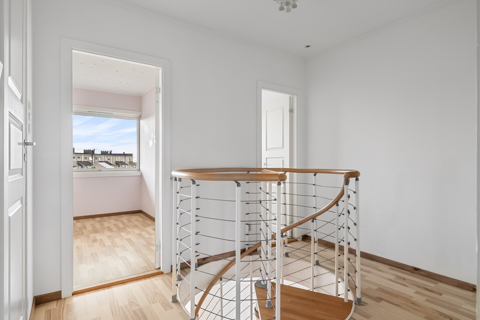 Stilig spiraltrapp opp til 2. etasje som binder etasjene sammen på en elegant måte Galleribilde