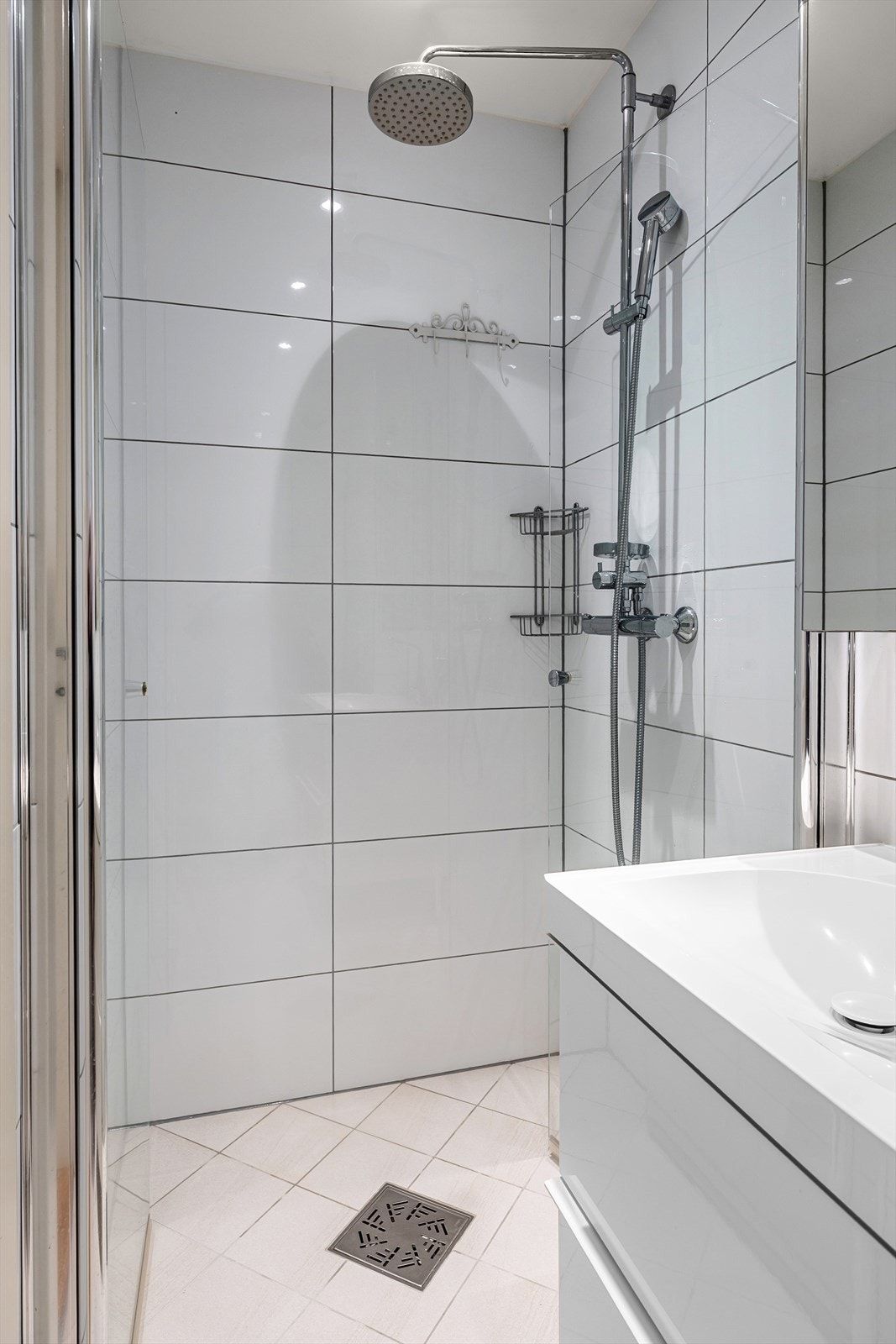 Badet er også utstyrt med dusjhjørne og innfellbare dusjdører Galleribilde