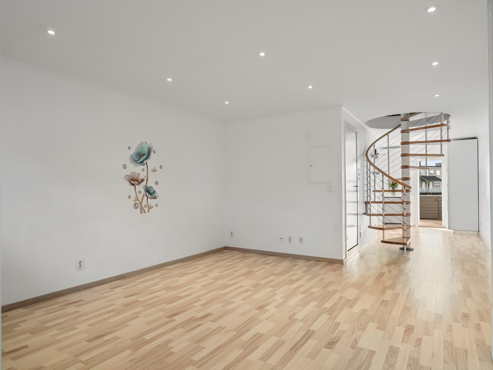 Det er gjennomgående laminat på gulv, og boligen har en praktisk planløsning som byr på flere møbleringsmuligheter Galleribilde