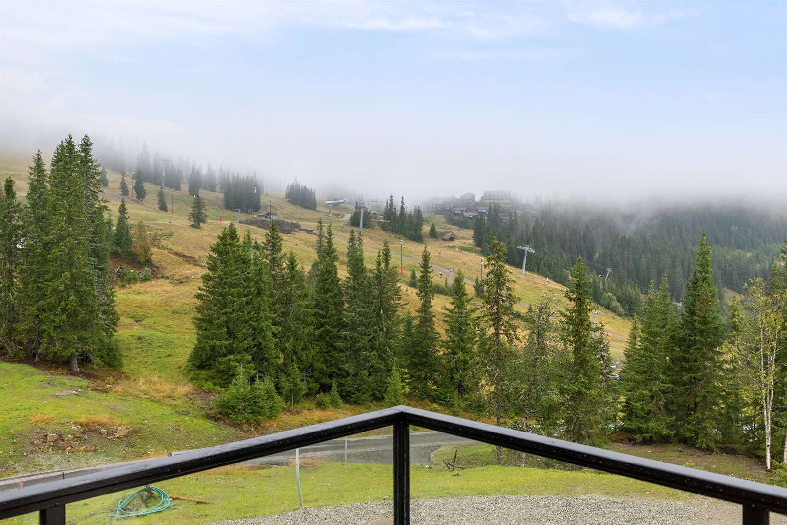 Hytten har ski inn/ut, og ligger i Kvitfjell - et av Norges fremste skianlegg med velpreparerte løyper og moderne fasiliteter som gir optimale forhold for alpint, snowboard og langrenn. Galleribilde