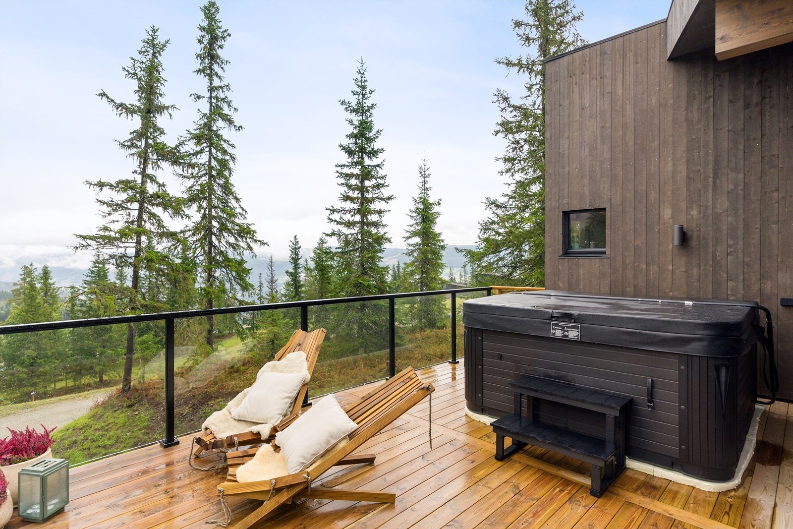 Terrassen er utstyrt med jacuzzi - et perfekt sted å slappe av og nyte utsikten etter en lang dag på ski eller tur i fjellet. Galleribilde