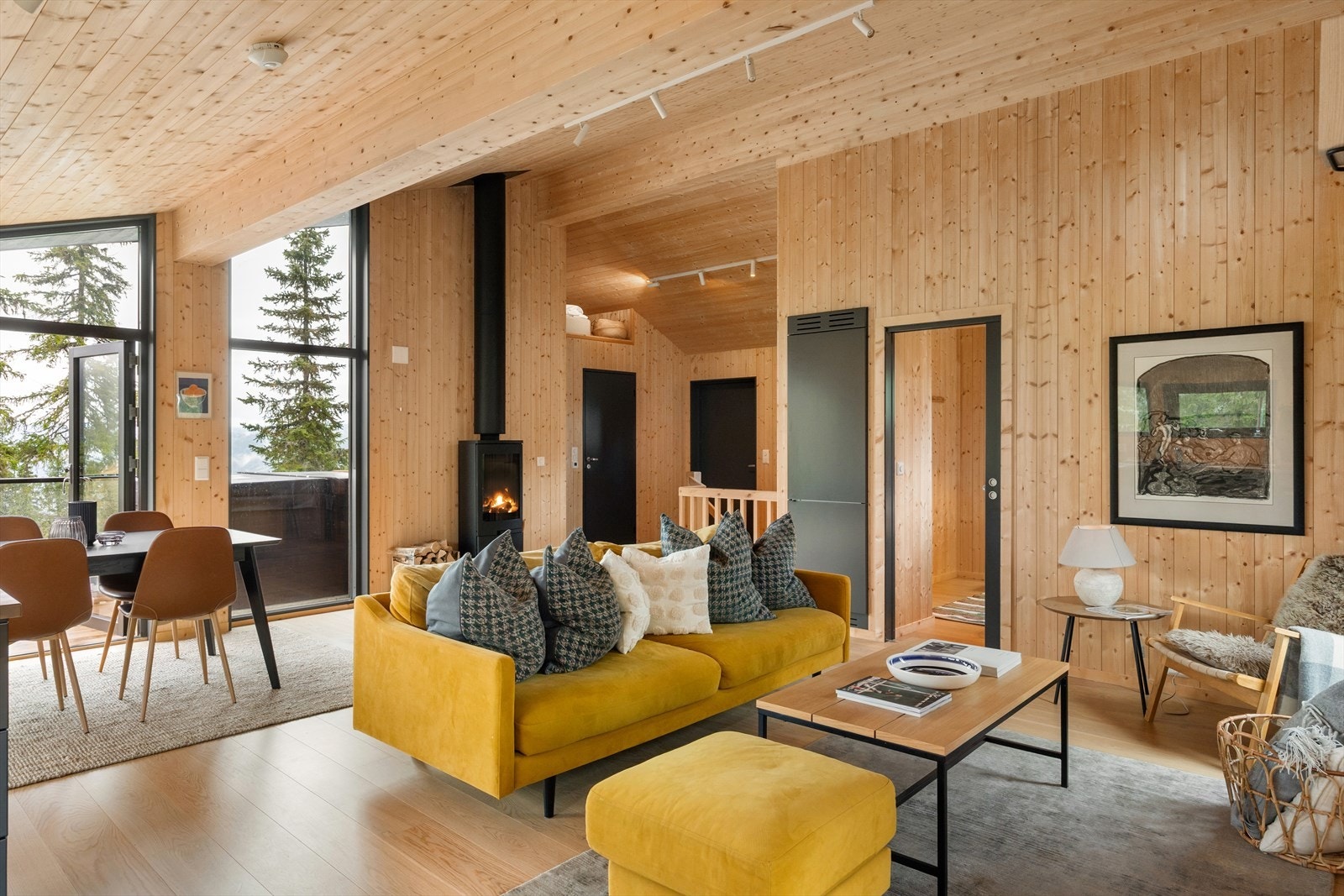 Den åpne planløsningen og den lune innredningen i tre gir en varm og moderne atmosfære. Galleribilde