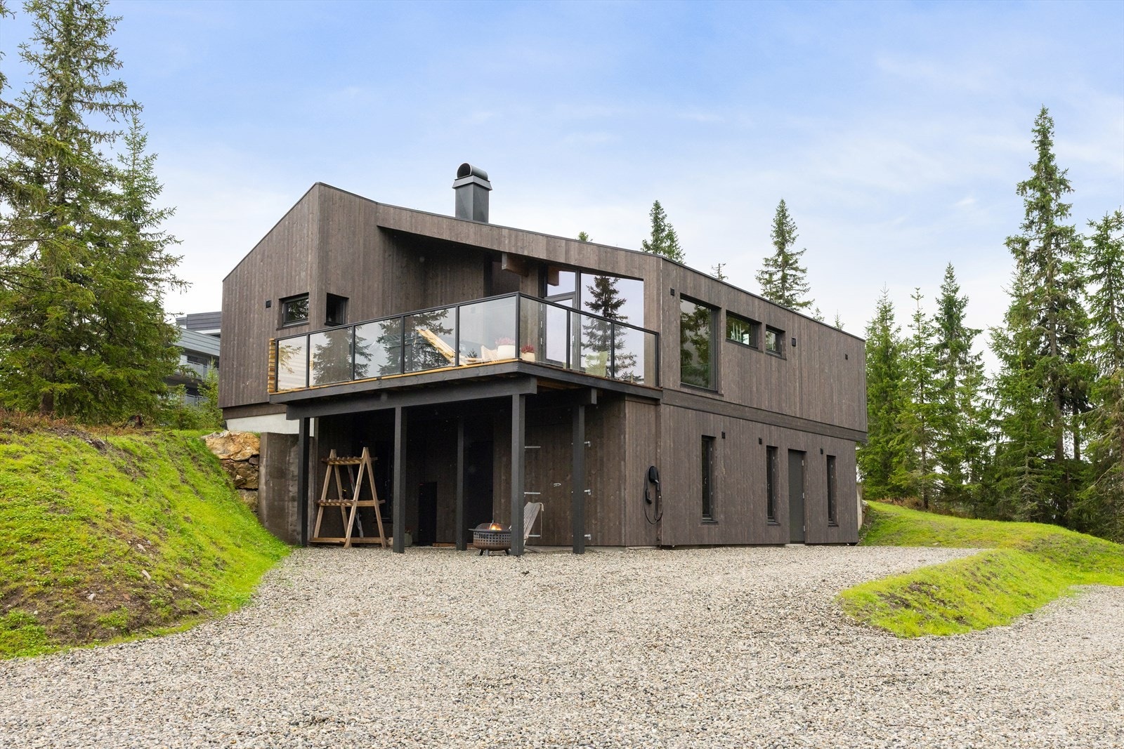 Velkommen til denne flotte, nyoppførte hytten fra 2024, beliggende på naturskjønne Kvitfjell. Hytta har et stilrent utrykk med mørk trepanel og store glassflater som glir harmonisk inn i det naturskjønne skogsområdet rundt. Galleribilde