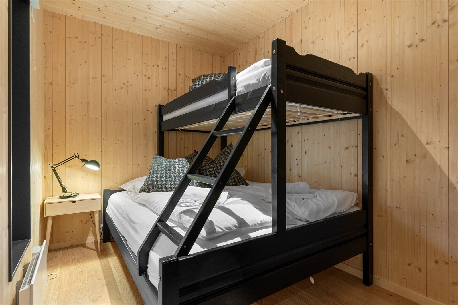 Romslig soverom med god plass til seng samt øvrige møbler. Galleribilde