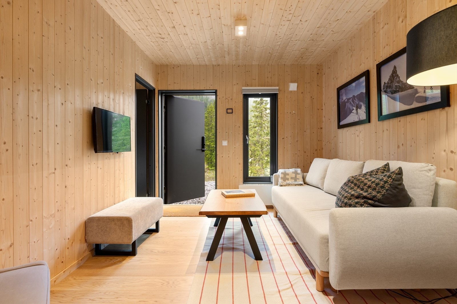 Hybelen har egen inngang med Yale Doorman digital lås, og fremstår som svært funksjonell. Den romslige stuen byr på gode møbleringsmuligheter og opplegg for kjøkken, slik at leietaker kan få en komplett boopplevelse. Galleribilde