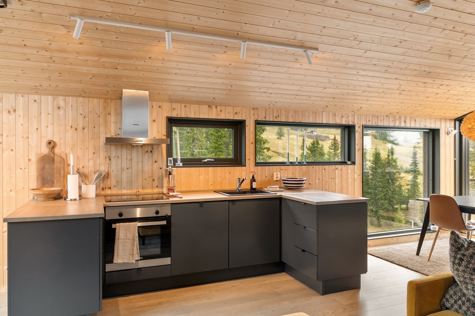 Integrerte hvitevarer inkluderer stekeovn, platetopp, kjøleskap og oppvaskmaskin. Galleribilde