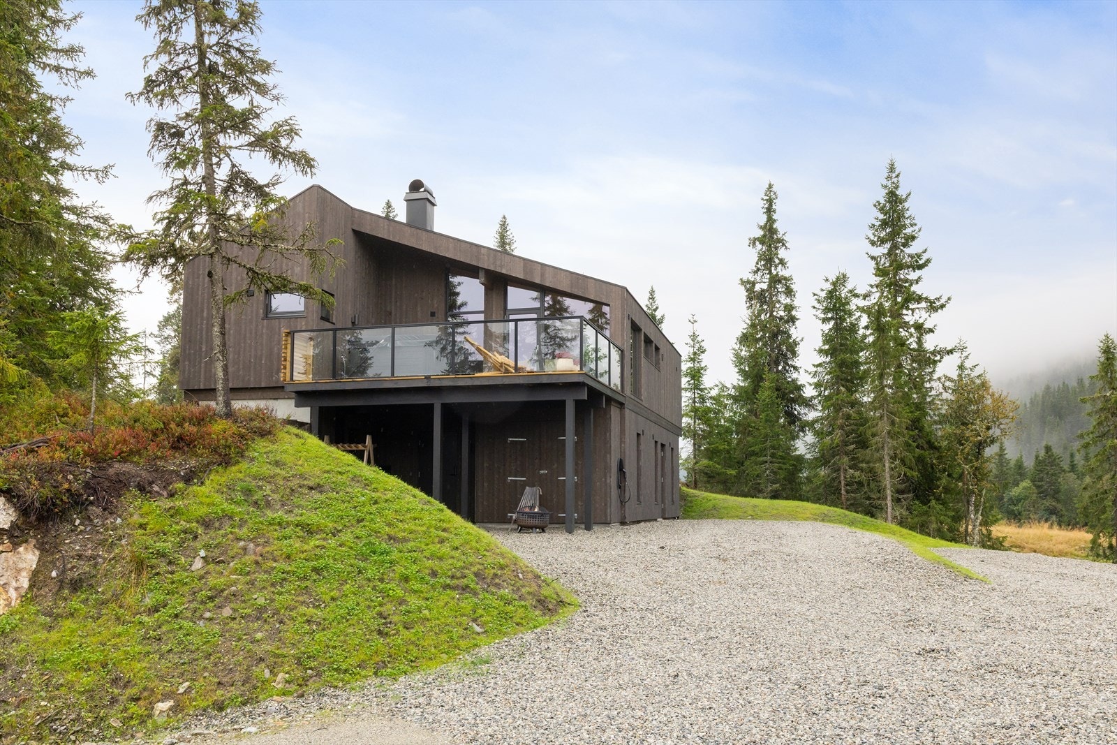 I nærområdet finnes flere servicetilbud, restauranter og afterski-muligheter. Like i nærheten ligger Krystallen Apartments & Hotel, et moderne hotell- og leilighetskompleks med ski inn/ut, restaurant, bar, velværeavdeling med basseng og treningsrom. Galleribilde