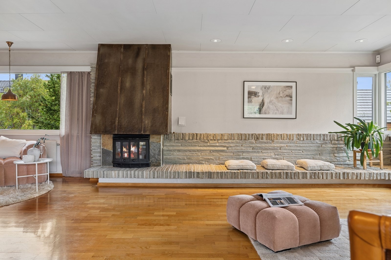 Stuen har en flott innemurt peis med innsats som løfter rommet, samt gir både varme og hygge på kalde dager. Galleribilde