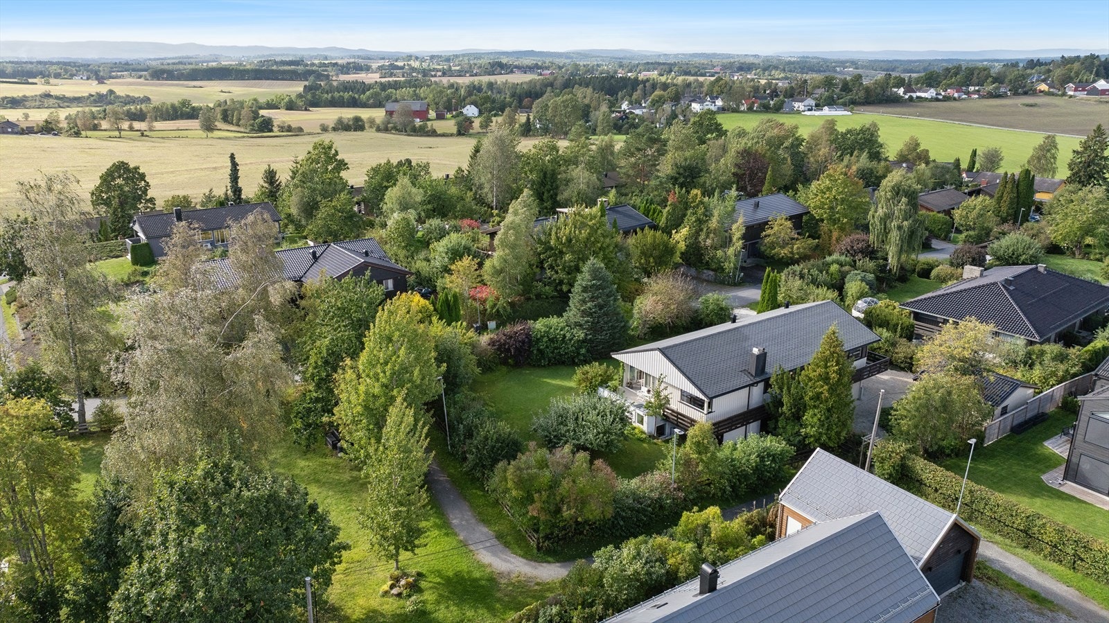 Eneboligen ligger i et veletablert og rolig villaområde etablert på Landåskollen i Ås. Galleribilde