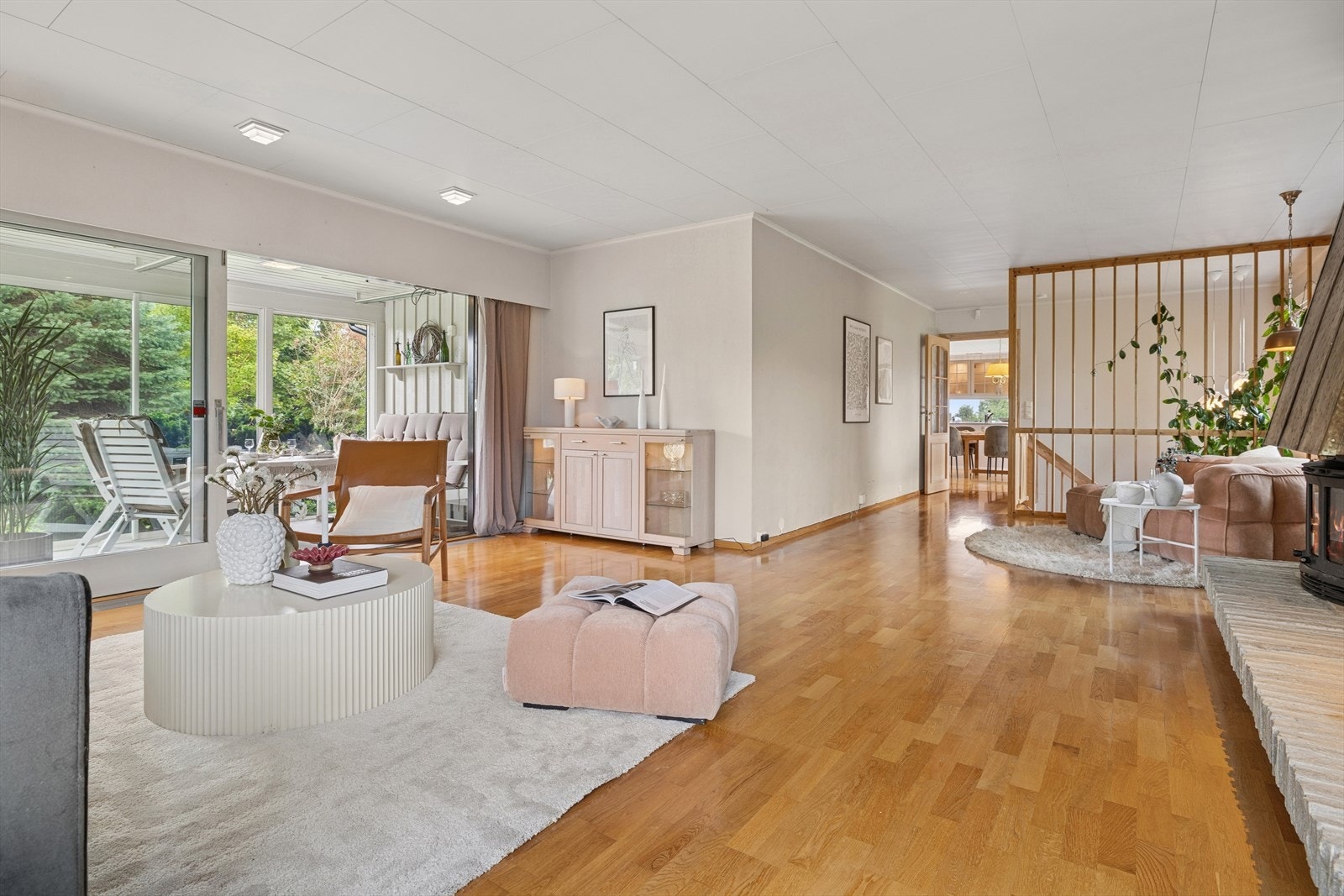 Stuen er lys og trivelig med plass til flere møbleringsmuligheter for å skape den stuen du selv ønsker. Galleribilde