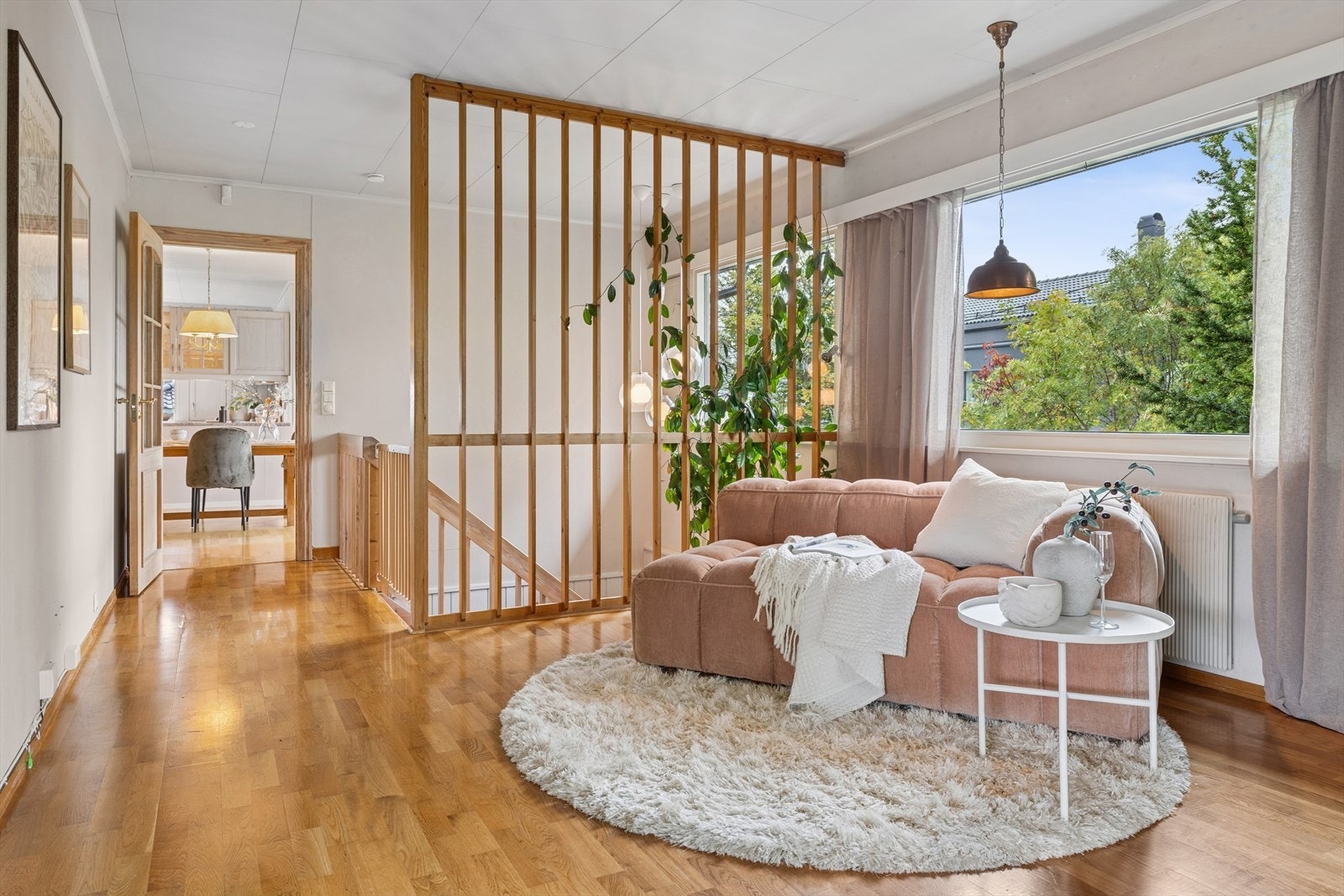 Boligen er innredet med store rom som har store vindusflater. Galleribilde