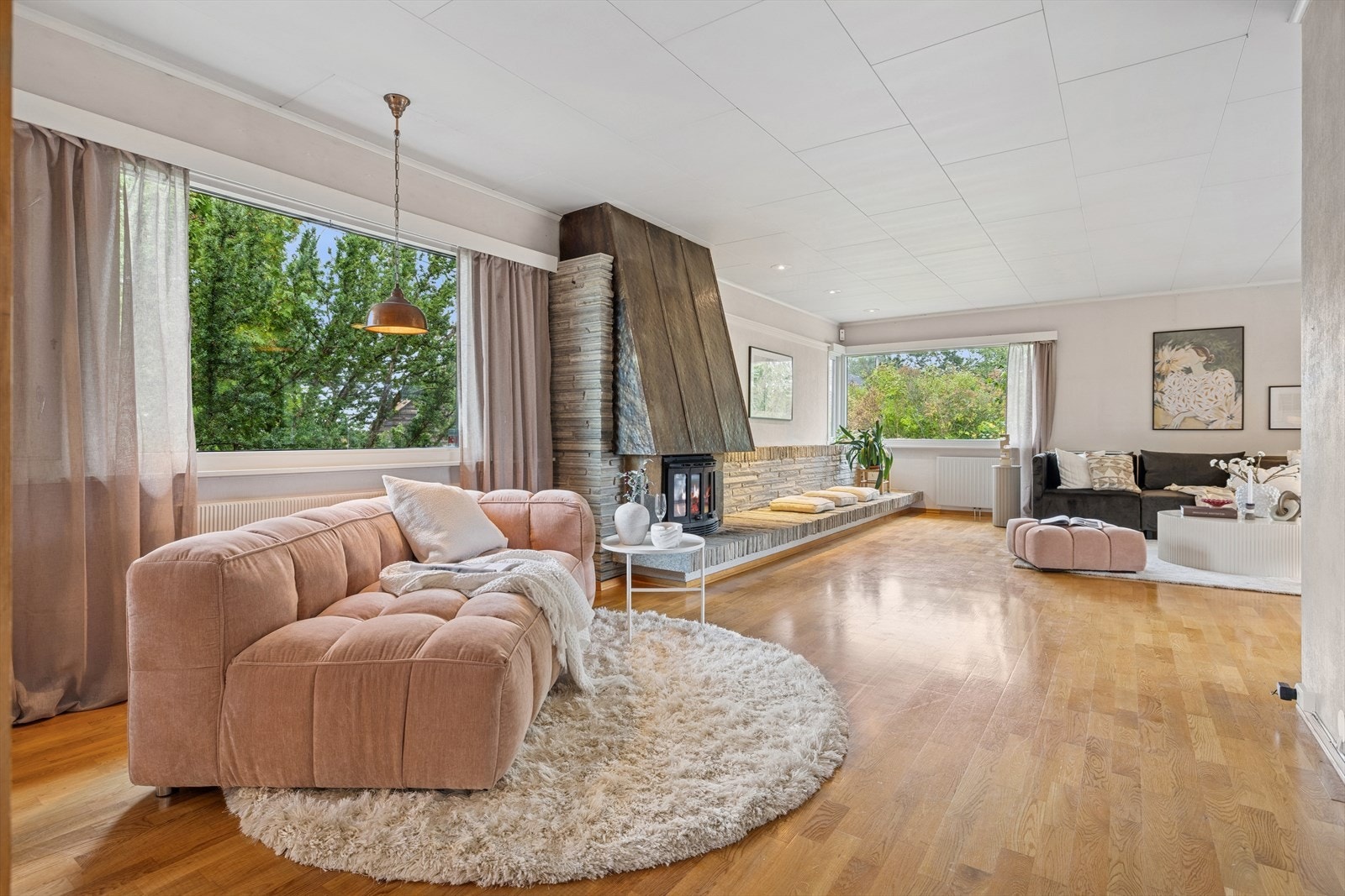 Her er flere store vindusflater som slipper inn mye naturlig lys og skaper en god atmosfære i rommet. Galleribilde