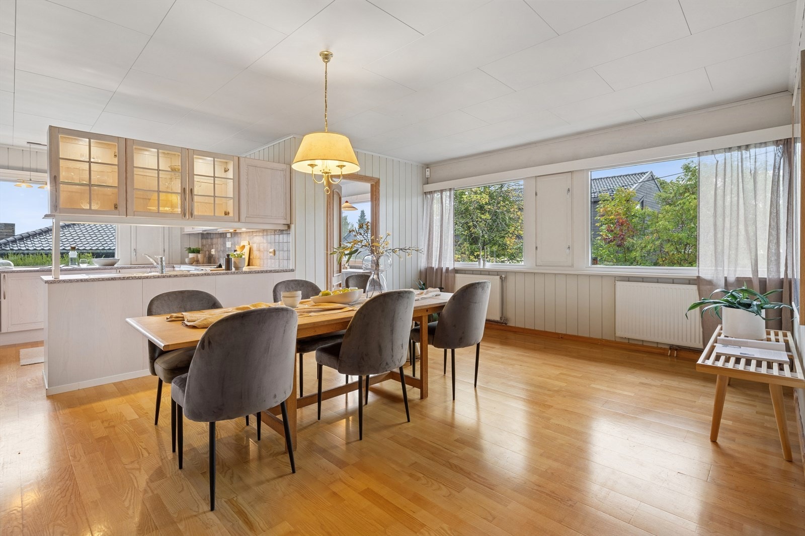 Her er det godt med plass til å samle venner og familie rundt et stort spisebord til et bedre måltid sammen. Galleribilde