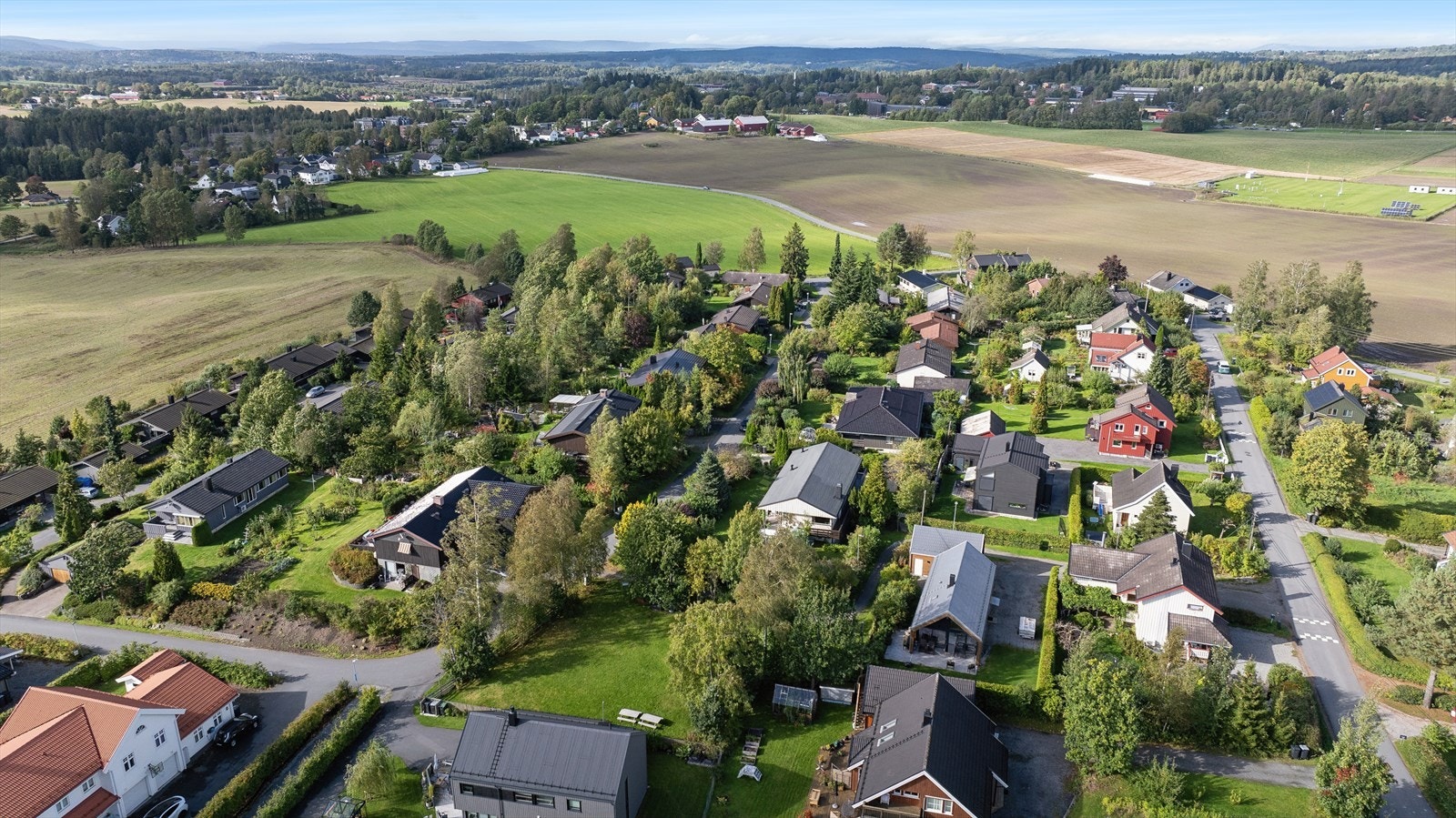 Det er også kort vei til handel og service, bl.a. butikker, kafeer og restauranter i Ås sentrum. Her er også kulturhus, bilbliotek og kulturskole. Galleribilde