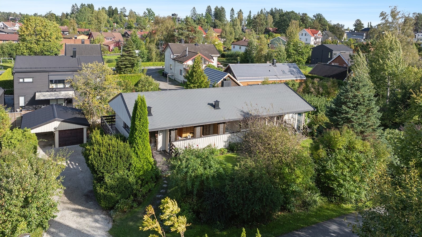 Tomten har gode lys- og solforhold. Galleribilde