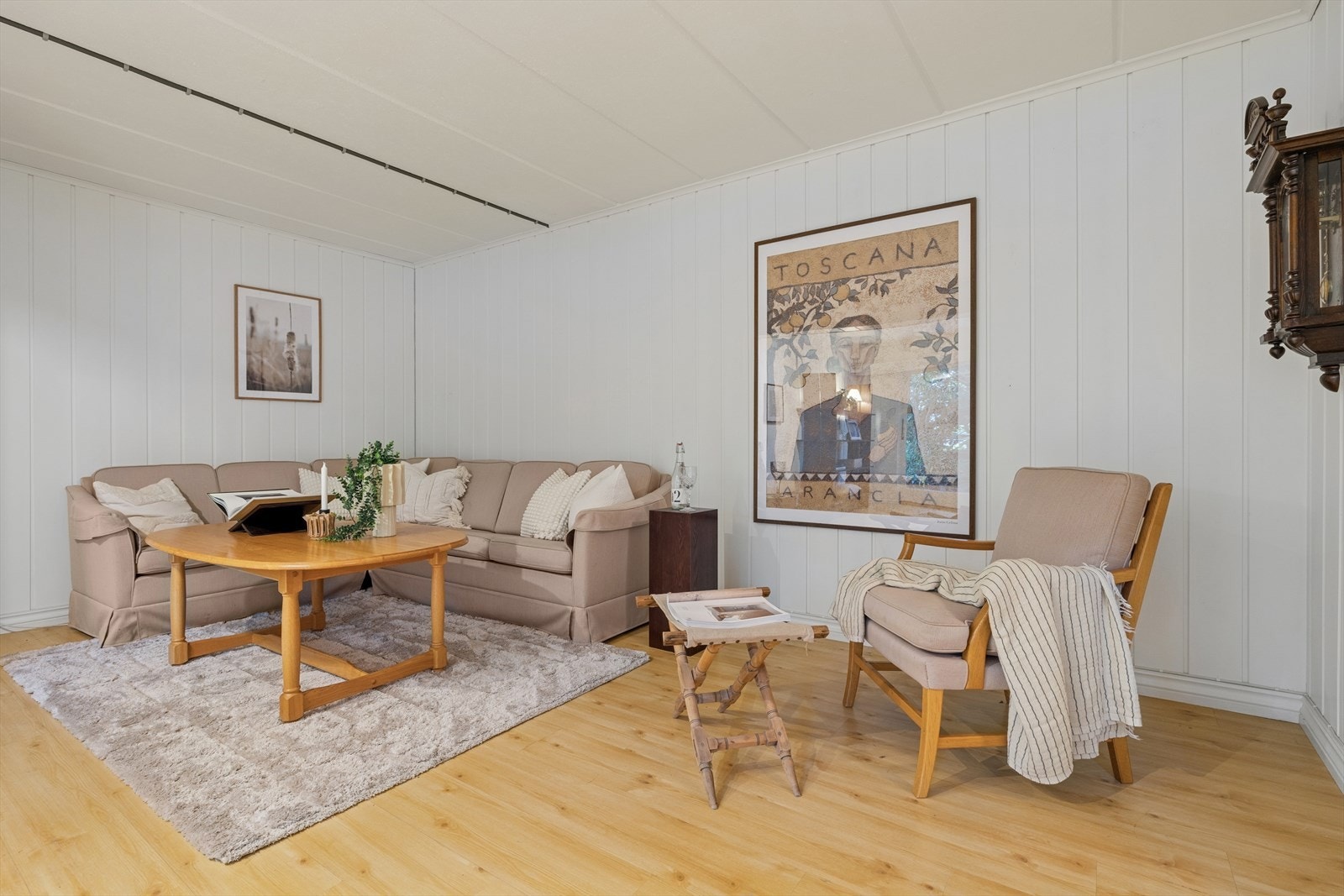 Stuen har god plass til å innrede i flere soner med bl.a. stor sofagruppe og TV-møblement. Galleribilde