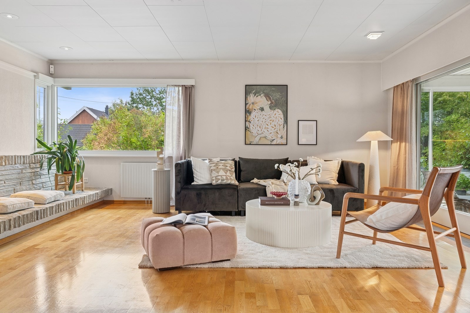 Veggene er lyse og pakett på gulv. Galleribilde