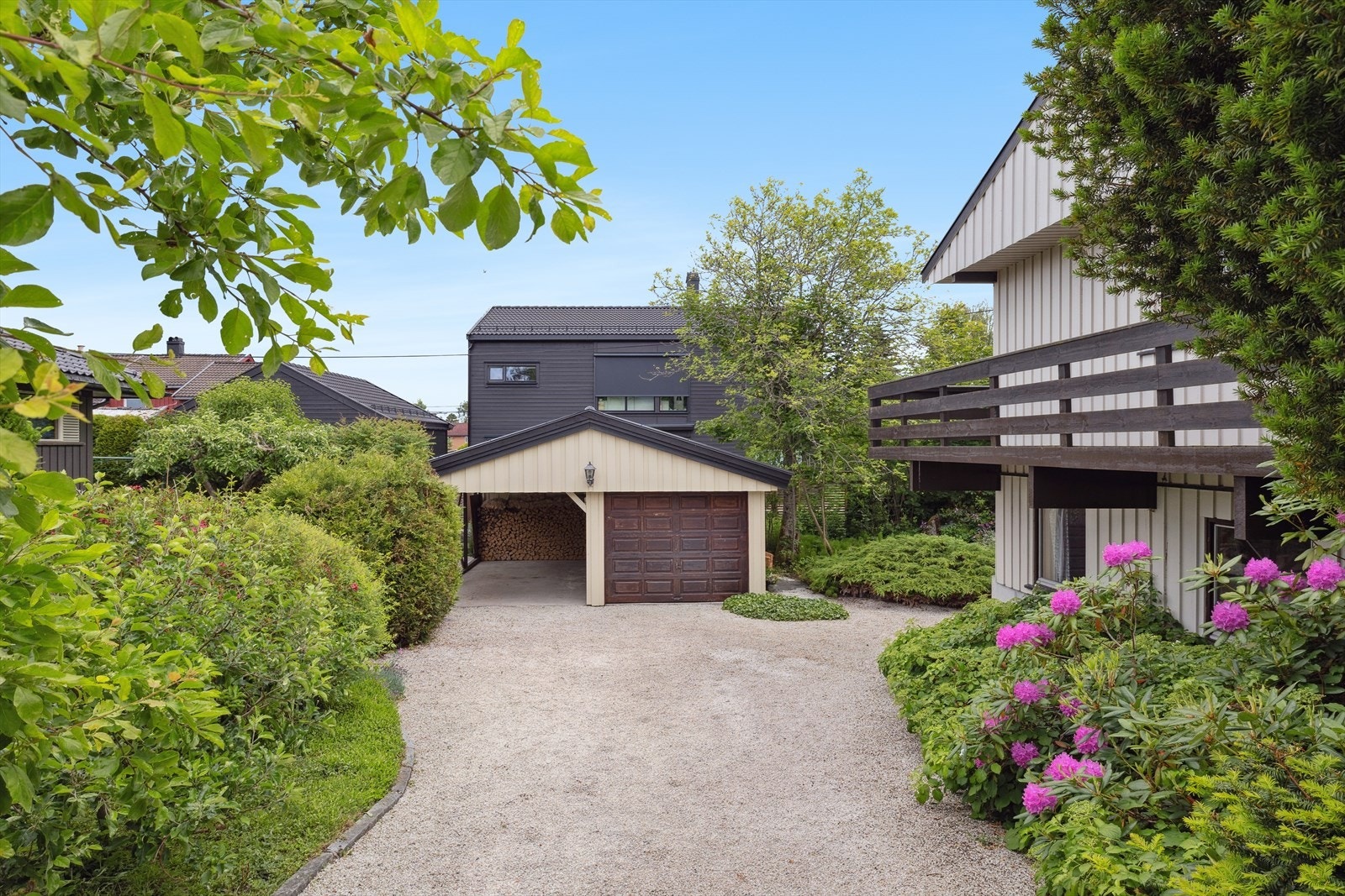 Parkering i garasje og carport, samt gode parkeringsmuligheter på gårdsplassen. Galleribilde