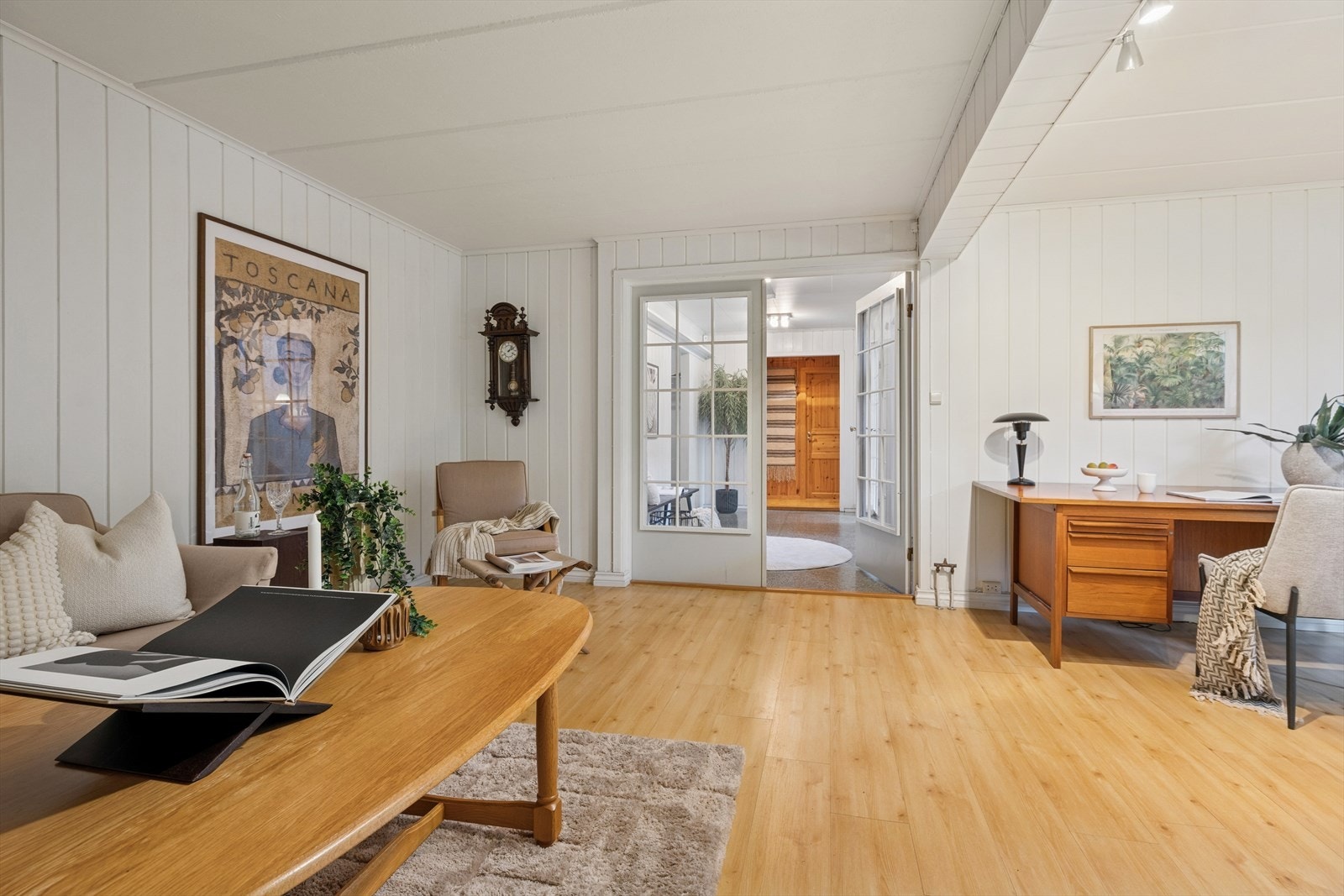 Det er innredet med en lys og romslig kjellerstue. Galleribilde