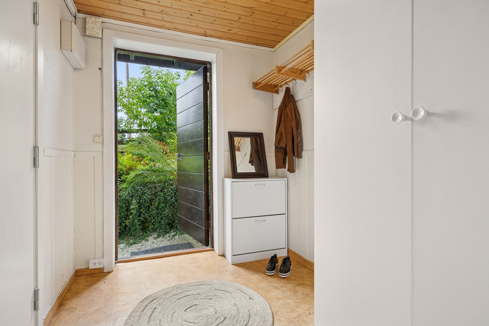 I underetasjen er det innredet en hybel med egen inngang. Galleribilde