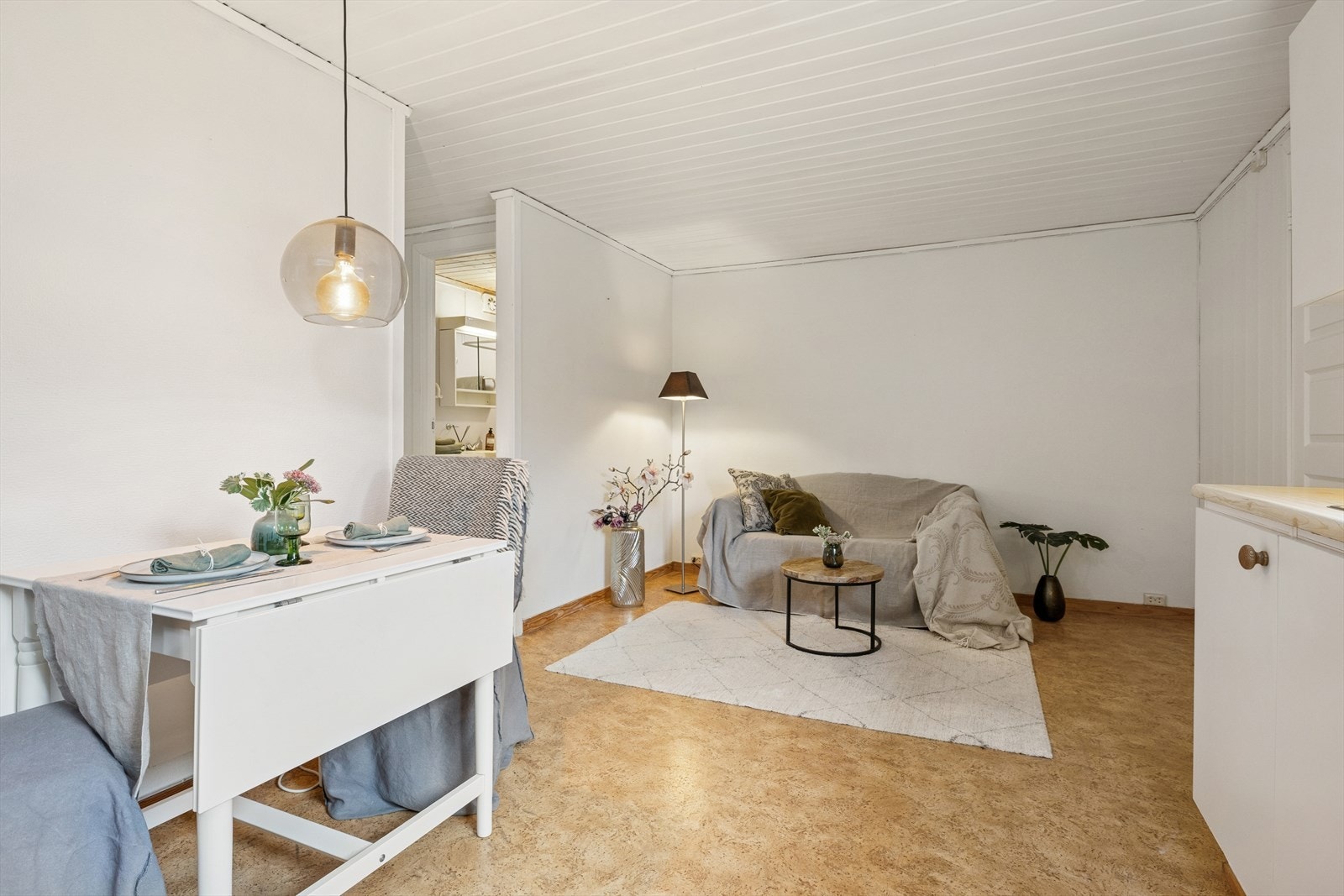 Rommet har plass til å møblere med både spiseplass, sofagruppe og TV-møblement. Galleribilde