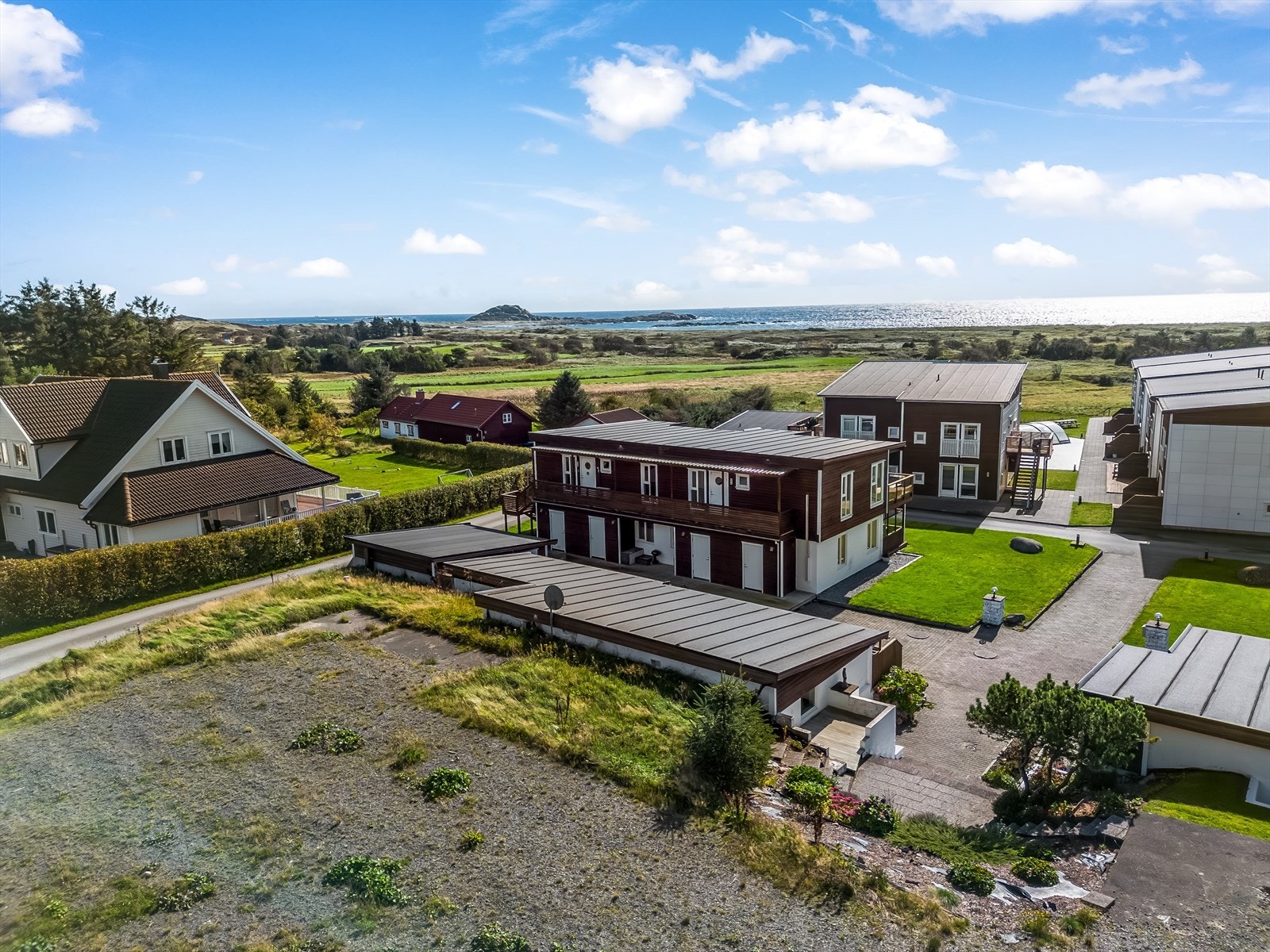 Fra leiligheten er det kort avstand til Haviksanden og Hanangervannet (ferskvann). Galleribilde